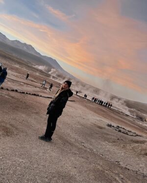 Daniela Castro Instagram - A veces hay que desconectar para volver a conectar, y resulta . I’m back. ☀️🔥⚡️🌅🏜️🍯🥐🌻🐫 (emoticones con estos amados colores de atacama) // se viene receta!
1. Sunset en el salar de atacama
2. Solcito en @noihotels 
3. Sunset con mi @juanjo.sand.lyon 
4. Nubes, arcoiris, desierto y atardecer 
5. Bailando Texas hold ‘em 
6. Desértica 
7. A 10.000 pies sobre el cielo
8. Amanecer en Geiseres del Tatio
9. 🐆
10. En las nubes @atacamaballoons