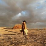 Daniela Castro Instagram - A veces hay que desconectar para volver a conectar, y resulta . I’m back. ☀️🔥⚡️🌅🏜️🍯🥐🌻🐫 (emoticones con estos amados colores de atacama) // se viene receta! 1. Sunset en el salar de atacama 2. Solcito en @noihotels 3. Sunset con mi @juanjo.sand.lyon 4. Nubes, arcoiris, desierto y atardecer 5. Bailando Texas hold ‘em 6. Desértica 7. A 10.000 pies sobre el cielo 8. Amanecer en Geiseres del Tatio 9. 🐆 10. En las nubes @atacamaballoons