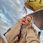 Daniela Castro Instagram - A veces hay que desconectar para volver a conectar, y resulta . I’m back. ☀️🔥⚡️🌅🏜️🍯🥐🌻🐫 (emoticones con estos amados colores de atacama) // se viene receta! 1. Sunset en el salar de atacama 2. Solcito en @noihotels 3. Sunset con mi @juanjo.sand.lyon 4. Nubes, arcoiris, desierto y atardecer 5. Bailando Texas hold ‘em 6. Desértica 7. A 10.000 pies sobre el cielo 8. Amanecer en Geiseres del Tatio 9. 🐆 10. En las nubes @atacamaballoons