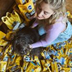 Daniela Castro Instagram - Guapirulis! Chaloti, Ares y yo les tenemos tremendo sorteo para sus peludos junto a mis amigos de @pedigreech 💛🐶💫🌙✨🌟⭐️ Habrán 10 Peyis Ganadores! Cada uno tendrá de regalo Dentastix por 5 meses, equivalente a 675 sobres para sus peyis y así tendrán sus dientes como los Farkas de Chaloti 🦷 ✨Sigan a @pedigreech y a mi! @ladanicastror ✨Dale amor a Chaloti y Ares ✨Comenta con un 💛 junto al nombre de tu peyi participante ✨Las y los ganadores los anunciaré el 31 de Julio vía historias, atentos! #Dentastix