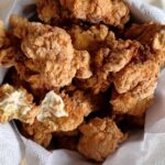 Daniela Castro Instagram - El mejor pollo crispy de tu vida! 🍗🍗🍗 Cocinado en @aceites_chef #ladaniysureceta #cocinasconchef #elchefdelosaceites ✨Yo prepare una bandeja de filetitos de pollo. Le agregue 1 diente de ajo rallado, leche hasta cubrir, sal, pimienta y jugo de 1 limón ✨Refrigera y deja marinando mínimo 1 hora, ideal 2. ✨Para el apanado, bate 4 huevos, agrega sal y pimienta. 2 tazas de harina sal y aji de color ✨Frie en abundante @aceites_chef !!!