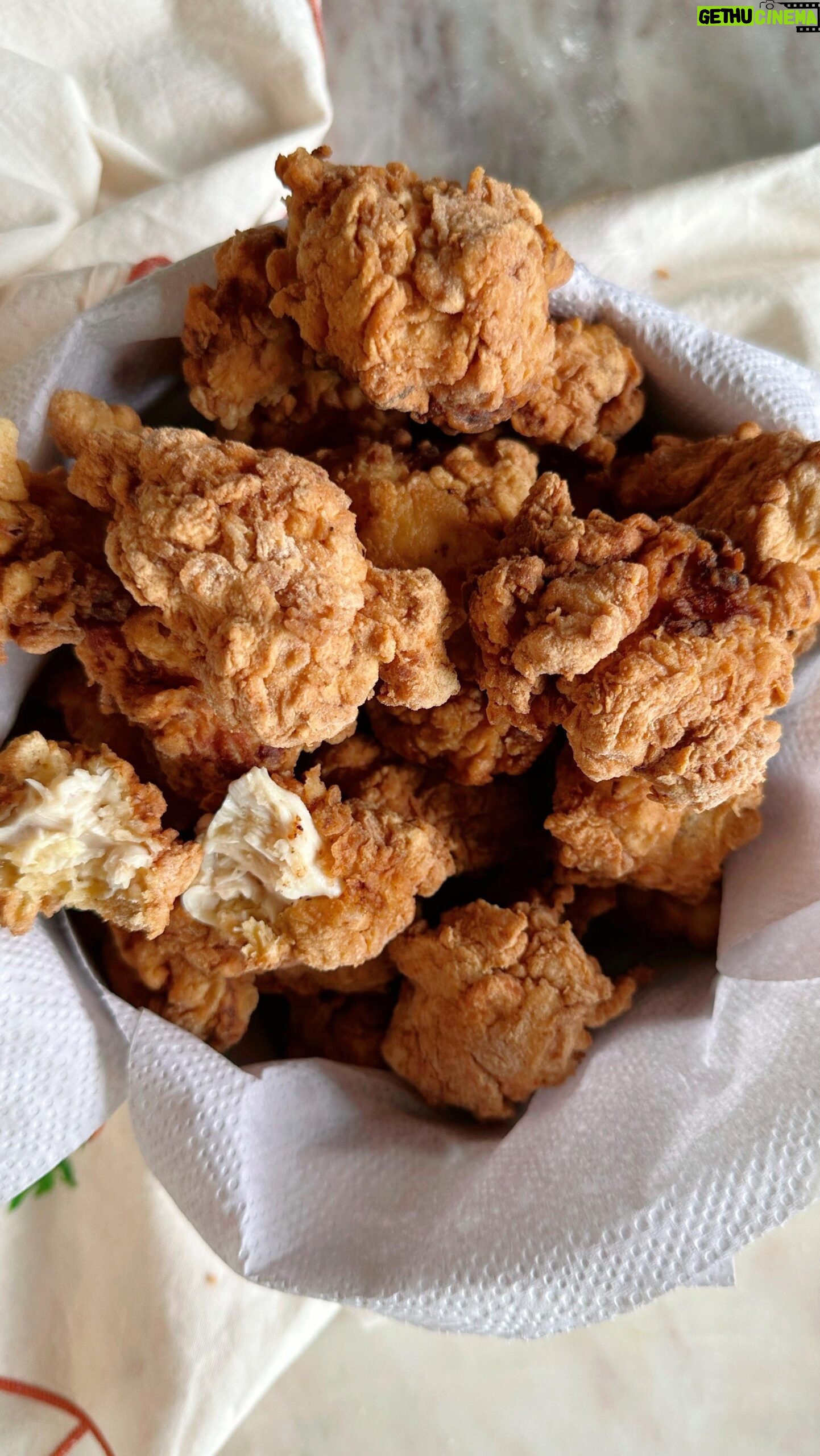 Daniela Castro Instagram - El mejor pollo crispy de tu vida! 🍗🍗🍗 Cocinado en @aceites_chef #ladaniysureceta #cocinasconchef #elchefdelosaceites ✨Yo prepare una bandeja de filetitos de pollo. Le agregue 1 diente de ajo rallado, leche hasta cubrir, sal, pimienta y jugo de 1 limón ✨Refrigera y deja marinando mínimo 1 hora, ideal 2. ✨Para el apanado, bate 4 huevos, agrega sal y pimienta. 2 tazas de harina sal y aji de color ✨Frie en abundante @aceites_chef !!!