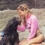 Daniela Castro Instagram – #10 •Chalota• 🐶❤️🐾🎊 
Cuando la adopté le prometí que estaría siempre para ella y ella me prometió que no me soltaría. Y así ha sido por 9 años. Bolita de pelos con ojos de aceituna, tufito de erizo y dientes de farkas: haces que mi vida sea más feliz… haces que mi vida sea vida 💘
1. Chaloti gozando su torta
2. Foto cumpleañera
3. Su edición Chaloti Malibú y ambas nos hicimos trenzas con conchitas jajaja
4. Lo que me demoro en ponerle su arnés y su emoción infinita 
5. Chalota’s Cake. Hecha por mi. Si quieres receta reel denle like al comentario que dejaré por si o por no 
6. La trencita Chalota Malibu
7. Cuando cumplió 5 (la torta era menos elaborada)
8. Estos abrazos me dan años de vida. Así la tomo antes de las escaleras mecánicas 
9. Ares y Chalota. 💘 ella es muy buena hermana, un poco mandona, pero buena
10. Cuando trabajé en la radio los 40 íbamos todos los días juntas y ella saludaba a todo el equipo
11. Guapo y Chalota. 😇 se que le costó mucho su partida, lo acompañó a su lado hasta que el ultimo minuto que lo llevamos a dormir
12. Chalota en la gala de viña. Lit fui porque la invitaron a ella
13. Chalota y Rey 👑. Gracias por aceptar siempre a todos los peyis que vienen a la casa
14. El día que llegó. Chaloti con 8-9 meses y yo con 9 años menos. 
Guaf!