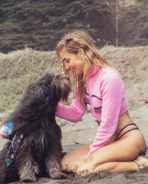 Daniela Castro Instagram - #10 •Chalota• 🐶❤️🐾🎊 
Cuando la adopté le prometí que estaría siempre para ella y ella me prometió que no me soltaría. Y así ha sido por 9 años. Bolita de pelos con ojos de aceituna, tufito de erizo y dientes de farkas: haces que mi vida sea más feliz… haces que mi vida sea vida 💘
1. Chaloti gozando su torta
2. Foto cumpleañera
3. Su edición Chaloti Malibú y ambas nos hicimos trenzas con conchitas jajaja
4. Lo que me demoro en ponerle su arnés y su emoción infinita 
5. Chalota’s Cake. Hecha por mi. Si quieres receta reel denle like al comentario que dejaré por si o por no 
6. La trencita Chalota Malibu
7. Cuando cumplió 5 (la torta era menos elaborada)
8. Estos abrazos me dan años de vida. Así la tomo antes de las escaleras mecánicas 
9. Ares y Chalota. 💘 ella es muy buena hermana, un poco mandona, pero buena
10. Cuando trabajé en la radio los 40 íbamos todos los días juntas y ella saludaba a todo el equipo
11. Guapo y Chalota. 😇 se que le costó mucho su partida, lo acompañó a su lado hasta que el ultimo minuto que lo llevamos a dormir
12. Chalota en la gala de viña. Lit fui porque la invitaron a ella
13. Chalota y Rey 👑. Gracias por aceptar siempre a todos los peyis que vienen a la casa
14. El día que llegó. Chaloti con 8-9 meses y yo con 9 años menos. 
Guaf!