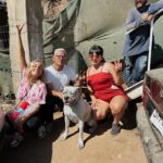 Daniela Castro Instagram - Agradecida de su ayuda Guapirulis! Y vamos por mas! Todo esto es gracias a ustedes! 💘🙌🏻 Hicieron historia con su ayuda por los animales y eso vale oro, ustedes valen oro! Donando o compartiendo todo es ayuda! 1,2 y 3. Caso de Shyla, quien tiene un refugio para perros. Perdió todo y murieron varios peludos 😪 en el incendio. Les llevamos de todo y verlos descansar en sus camas nuevas fue emocionante! Gracias por tú cariño @shylavalen 4,5 y 6. Monte Sinaí fue uno de los lugares más afectados por el incendio, perdieron todo y lamentablemente la ayuda no llega hasta allá. Pero lo logramos y conocimos a Odin, quien recibio su cama, comida, manta, plato nuevo. Odin fue el rostro de los miles de perros y gatos que recibieron su ayuda. Recibimos un cariño increíble a pesar de todo lo que están viviendo. Fuimos a una veterinaria improvisada y les entregamos insumos medicos mientras la perrita Fionna era atendida 7. Pudimos hacer todo esto gracias a @transportes.krt quienes no dudaron en ayudarnos y lo dieron todo! 8. Pasamos al hospital de campaña que organizo @cuchufli_y_negro a entregar ayuda para que puedan seguir haciendo su labor. Este Peyi fue atropllado mientras arrancaba del incendio y justo llegamos cuando estaba siendo atendido de urgencia 9. Pasamos a Quilpué a ver a Caro Pet quien estaba gaciendo todo por ayudar a los animales y se emocionó hasta las lagrimas de recibirnos, no lo podía creer. Ella estaba sacando todo de su bolsillo para poder atender a los animales afectados 10. Nos quedan visitas a terreno aún, tenemos Segundo stock y ya sabemos que otras cosas necesitan que no teníamos en el listado. Si pueden ayudar compartiendo la info o donando los animales se lo agradecen Gracias a @mestizosmagazine por incentivarme y apoyarme en todo esto y por el trabajo que hacen! Tremendo equipo! *Pasamos a Escuela libertador Bernardo O. En viña y necesitan ayuda para el traslado de animales y disponibilidad en clinicas vet. El colegio va a volver a su uso normal y están contra el tiempo
