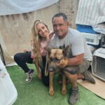 Daniela Castro Instagram - Agradecida de su ayuda Guapirulis! Y vamos por mas! Todo esto es gracias a ustedes! 💘🙌🏻 Hicieron historia con su ayuda por los animales y eso vale oro, ustedes valen oro! Donando o compartiendo todo es ayuda! 1,2 y 3. Caso de Shyla, quien tiene un refugio para perros. Perdió todo y murieron varios peludos 😪 en el incendio. Les llevamos de todo y verlos descansar en sus camas nuevas fue emocionante! Gracias por tú cariño @shylavalen 4,5 y 6. Monte Sinaí fue uno de los lugares más afectados por el incendio, perdieron todo y lamentablemente la ayuda no llega hasta allá. Pero lo logramos y conocimos a Odin, quien recibio su cama, comida, manta, plato nuevo. Odin fue el rostro de los miles de perros y gatos que recibieron su ayuda. Recibimos un cariño increíble a pesar de todo lo que están viviendo. Fuimos a una veterinaria improvisada y les entregamos insumos medicos mientras la perrita Fionna era atendida 7. Pudimos hacer todo esto gracias a @transportes.krt quienes no dudaron en ayudarnos y lo dieron todo! 8. Pasamos al hospital de campaña que organizo @cuchufli_y_negro a entregar ayuda para que puedan seguir haciendo su labor. Este Peyi fue atropllado mientras arrancaba del incendio y justo llegamos cuando estaba siendo atendido de urgencia 9. Pasamos a Quilpué a ver a Caro Pet quien estaba gaciendo todo por ayudar a los animales y se emocionó hasta las lagrimas de recibirnos, no lo podía creer. Ella estaba sacando todo de su bolsillo para poder atender a los animales afectados 10. Nos quedan visitas a terreno aún, tenemos Segundo stock y ya sabemos que otras cosas necesitan que no teníamos en el listado. Si pueden ayudar compartiendo la info o donando los animales se lo agradecen Gracias a @mestizosmagazine por incentivarme y apoyarme en todo esto y por el trabajo que hacen! Tremendo equipo! *Pasamos a Escuela libertador Bernardo O. En viña y necesitan ayuda para el traslado de animales y disponibilidad en clinicas vet. El colegio va a volver a su uso normal y están contra el tiempo