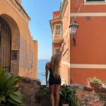 Daniela Castro Instagram - Días en Génova y horas en Portofino 🇮🇹🏖️🙌🏻 // subido por segunda 1. Boccadasse, Génova día 1 2. Piazza de Ferrari 3. Salidita a entrenar 4. Génova un Domingo con 33 grados 5. Catedral san Lorenzzo 6. Portofino 7. Espejos Palazzo Rosso 8. Gelateria 9. Arco della Vittoria 10. 🏖️🏖️🏖️🏖️🏖️