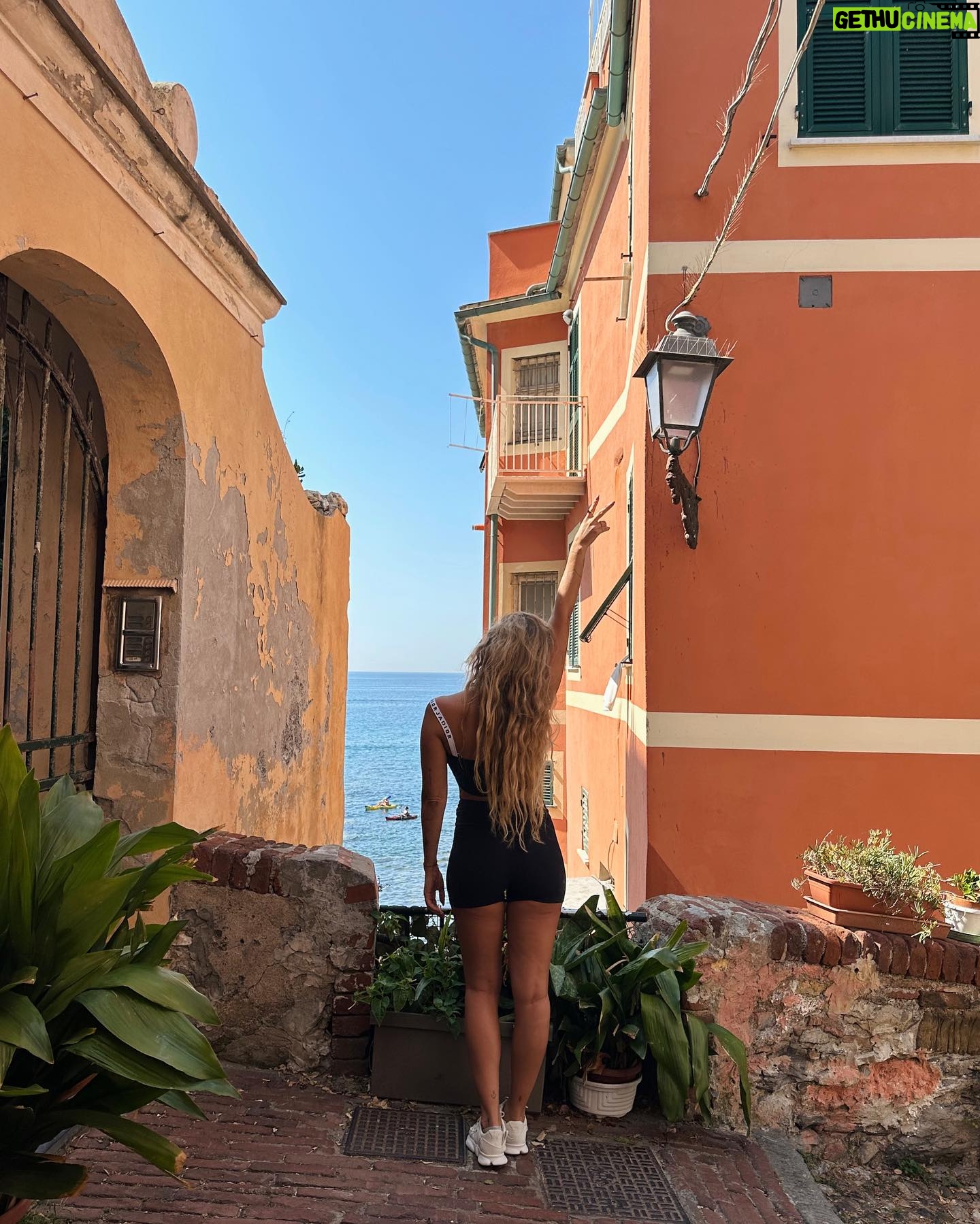 Daniela Castro Instagram - Días en Génova y horas en Portofino 🇮🇹🏖️🙌🏻 // subido por segunda 1. Boccadasse, Génova día 1 2. Piazza de Ferrari 3. Salidita a entrenar 4. Génova un Domingo con 33 grados 5. Catedral san Lorenzzo 6. Portofino 7. Espejos Palazzo Rosso 8. Gelateria 9. Arco della Vittoria 10. 🏖️🏖️🏖️🏖️🏖️