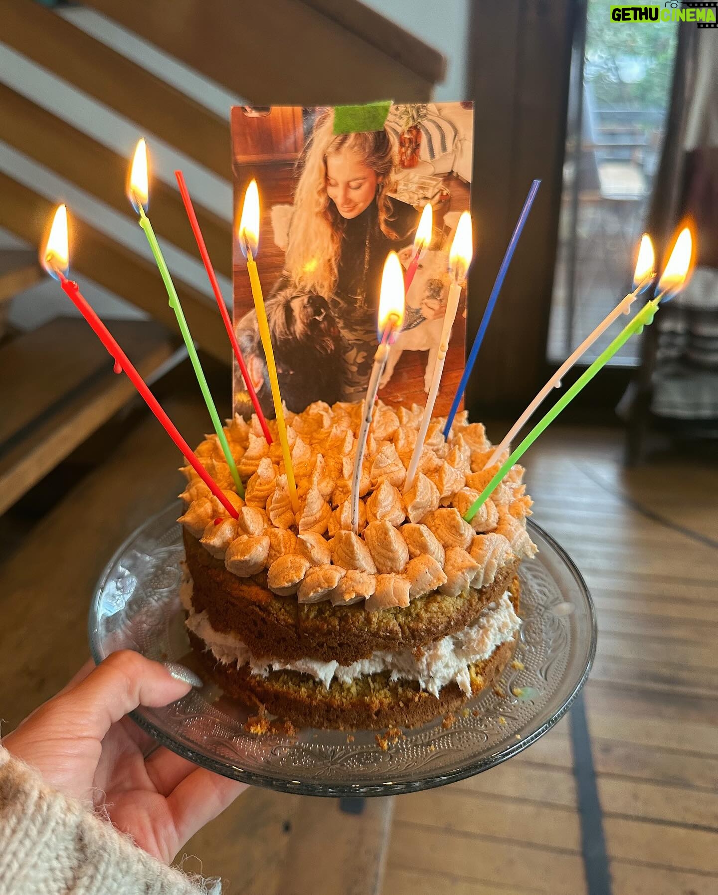 Daniela Castro - 32.7K Likes - #10 •Chalota• 🐶❤️🐾🎊
Cuando la adopté le prometí que estaría siempre para ella y ella me prometió que no me soltaría. Y así ha sido por 9 años. Bolita de pelos con ojos de aceituna, tufito de erizo y dientes de farkas: haces que mi vida sea más feliz… haces que mi vida sea vida 💘
1. Chaloti gozando su torta
2. Foto cumpleañera
3. Su edición Chaloti Malibú y ambas nos hicimos trenzas con conchitas jajaja
4. Lo que me demoro en ponerle su arnés y su emoción infinita
5. Chalota’s Cake. Hecha por mi. Si quieres receta reel denle like al comentario que dejaré por si o por no
6. La trencita Chalota Malibu
7. Cuando cumplió 5 (la torta era menos elaborada)
8. Estos abrazos me dan años de vida. Así la tomo antes de las escaleras mecánicas
9. Ares y Chalota. 💘 ella es muy buena hermana, un poco mandona, pero buena
10. Cuando trabajé en la radio los 40 íbamos todos los días juntas y ella saludaba a todo el equipo
11. Guapo y Chalota. 😇 se que le costó mucho su partida, lo acompañó a su lado hasta que el ultimo minuto que lo llevamos a dormir
12. Chalota en la gala de viña. Lit fui porque la invitaron a ella
13. Chalota y Rey 👑. Gracias por aceptar siempre a todos los peyis que vienen a la casa
14. El día que llegó. Chaloti con 8-9 meses y yo con 9 años menos.
Guaf!