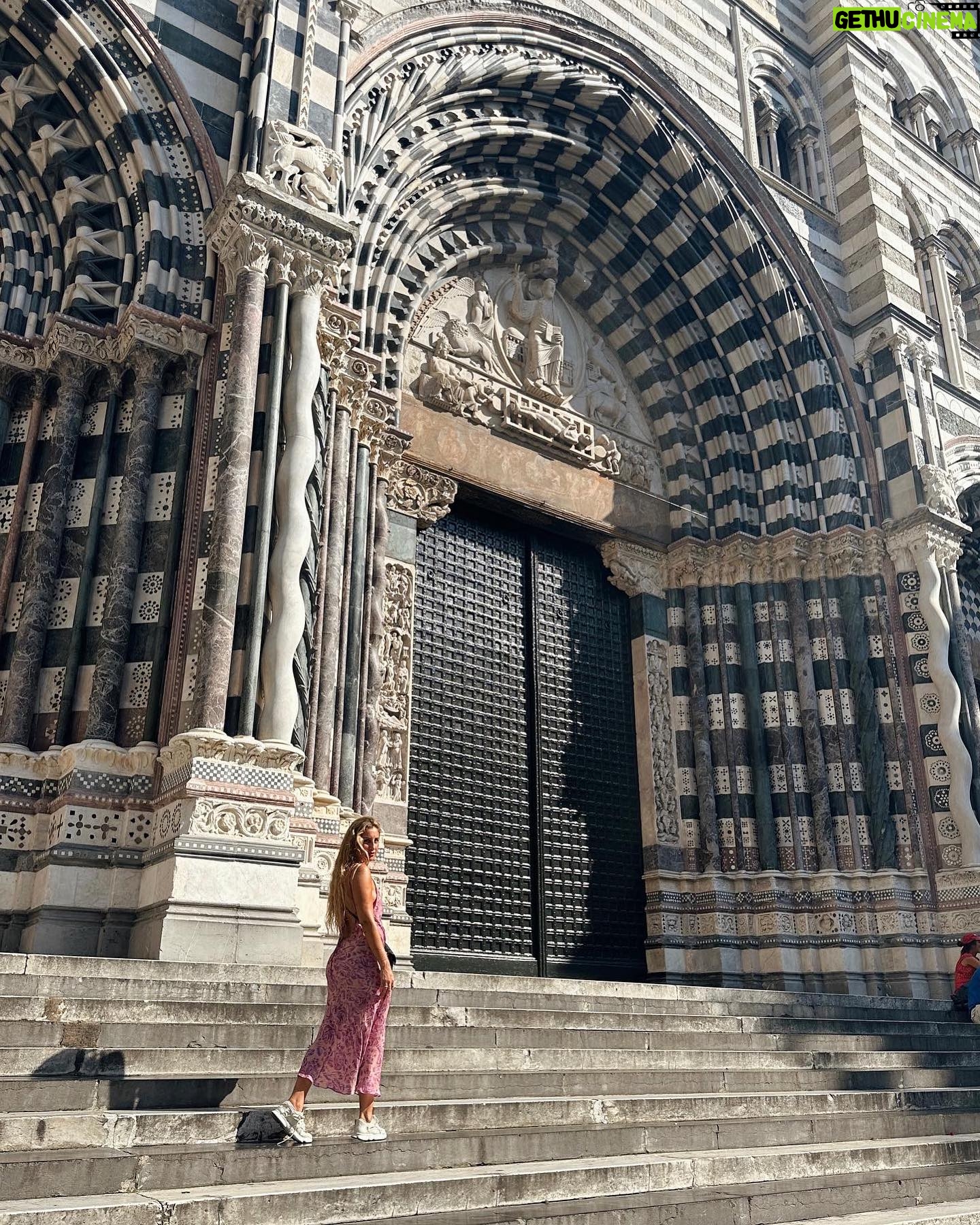 Daniela Castro Instagram - Días en Génova y horas en Portofino 🇮🇹🏖️🙌🏻 // subido por segunda 1. Boccadasse, Génova día 1 2. Piazza de Ferrari 3. Salidita a entrenar 4. Génova un Domingo con 33 grados 5. Catedral san Lorenzzo 6. Portofino 7. Espejos Palazzo Rosso 8. Gelateria 9. Arco della Vittoria 10. 🏖️🏖️🏖️🏖️🏖️