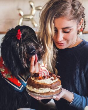 Daniela Castro Instagram - #10 •Chalota• 🐶❤️🐾🎊 
Cuando la adopté le prometí que estaría siempre para ella y ella me prometió que no me soltaría. Y así ha sido por 9 años. Bolita de pelos con ojos de aceituna, tufito de erizo y dientes de farkas: haces que mi vida sea más feliz… haces que mi vida sea vida 💘
1. Chaloti gozando su torta
2. Foto cumpleañera
3. Su edición Chaloti Malibú y ambas nos hicimos trenzas con conchitas jajaja
4. Lo que me demoro en ponerle su arnés y su emoción infinita 
5. Chalota’s Cake. Hecha por mi. Si quieres receta reel denle like al comentario que dejaré por si o por no 
6. La trencita Chalota Malibu
7. Cuando cumplió 5 (la torta era menos elaborada)
8. Estos abrazos me dan años de vida. Así la tomo antes de las escaleras mecánicas 
9. Ares y Chalota. 💘 ella es muy buena hermana, un poco mandona, pero buena
10. Cuando trabajé en la radio los 40 íbamos todos los días juntas y ella saludaba a todo el equipo
11. Guapo y Chalota. 😇 se que le costó mucho su partida, lo acompañó a su lado hasta que el ultimo minuto que lo llevamos a dormir
12. Chalota en la gala de viña. Lit fui porque la invitaron a ella
13. Chalota y Rey 👑. Gracias por aceptar siempre a todos los peyis que vienen a la casa
14. El día que llegó. Chaloti con 8-9 meses y yo con 9 años menos. 
Guaf!