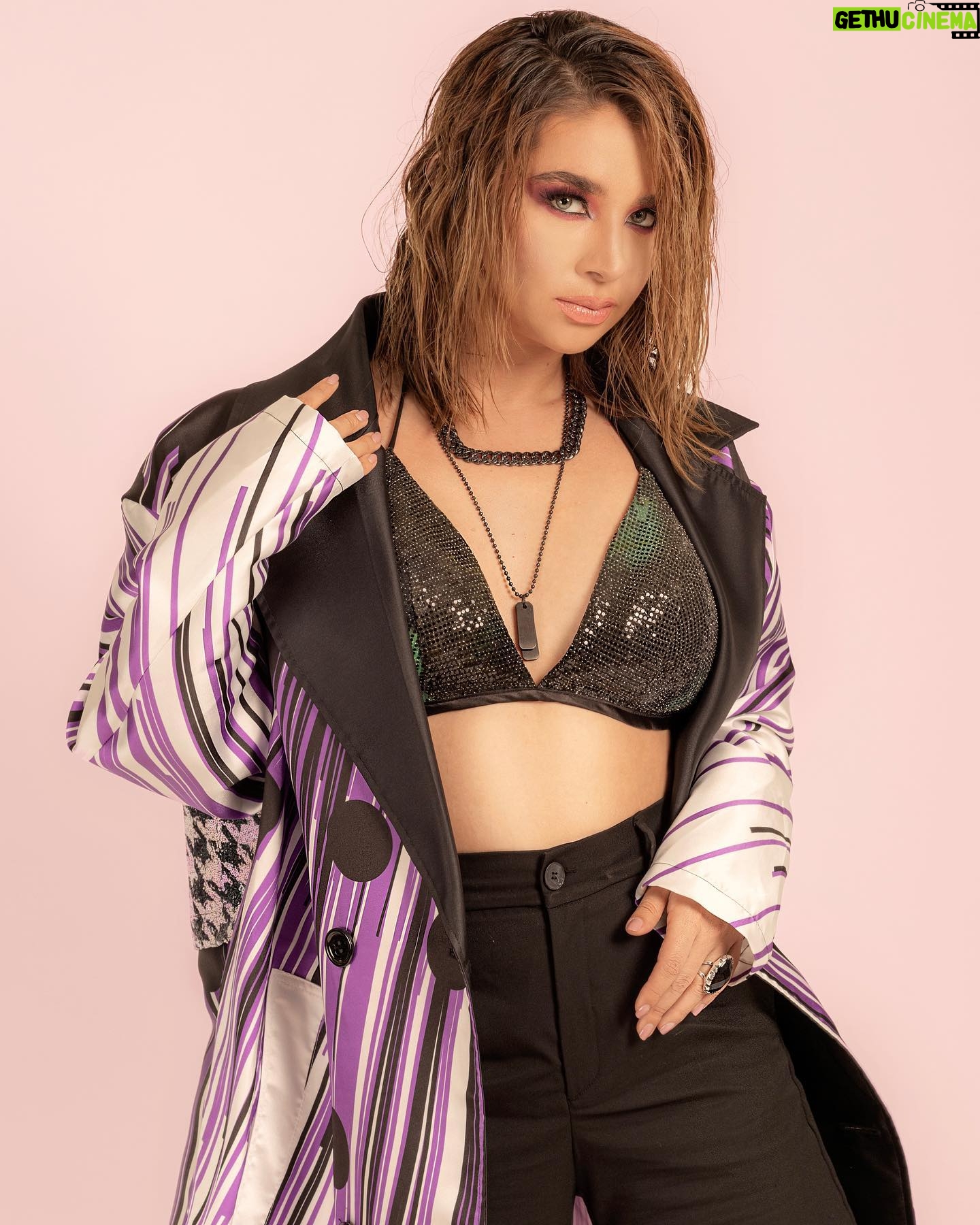 Daniela Luján Instagram - “La actuación ha sido mi modo de expresión” @lalujans 💜 . Entrevista completa LINK IN BIO ⬆️ . Fotografía @ricardo_cotta Maquillaje @soymanumakeup Peinado @orlando_makeup Estilismo @velvet_amethyst Total look @benitosantosoficial by @steponfashion Dir. Editorial @elreydavid_mx