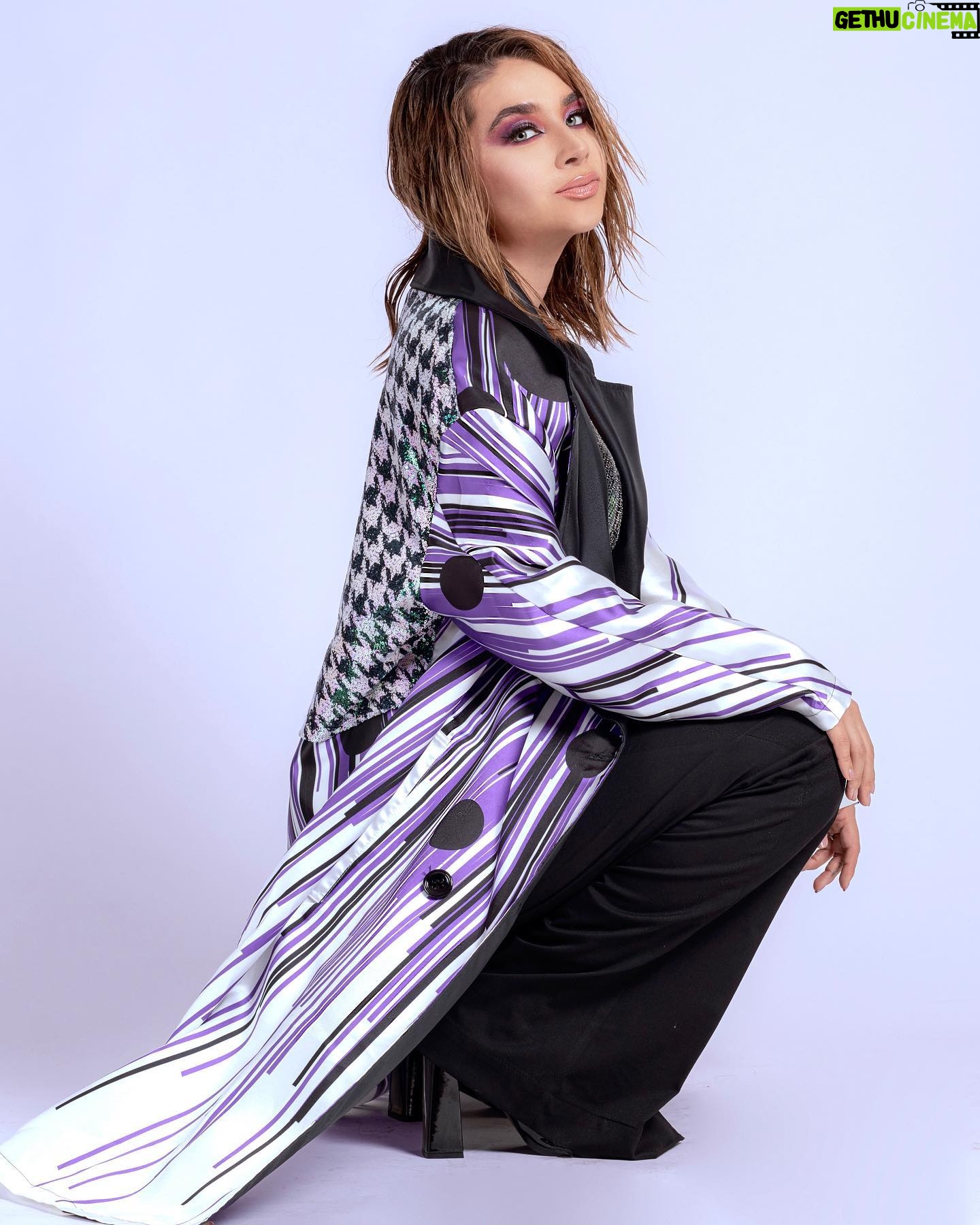 Daniela Luján Instagram - “La actuación ha sido mi modo de expresión” @lalujans 💜 . Entrevista completa LINK IN BIO ⬆️ . Fotografía @ricardo_cotta Maquillaje @soymanumakeup Peinado @orlando_makeup Estilismo @velvet_amethyst Total look @benitosantosoficial by @steponfashion Dir. Editorial @elreydavid_mx