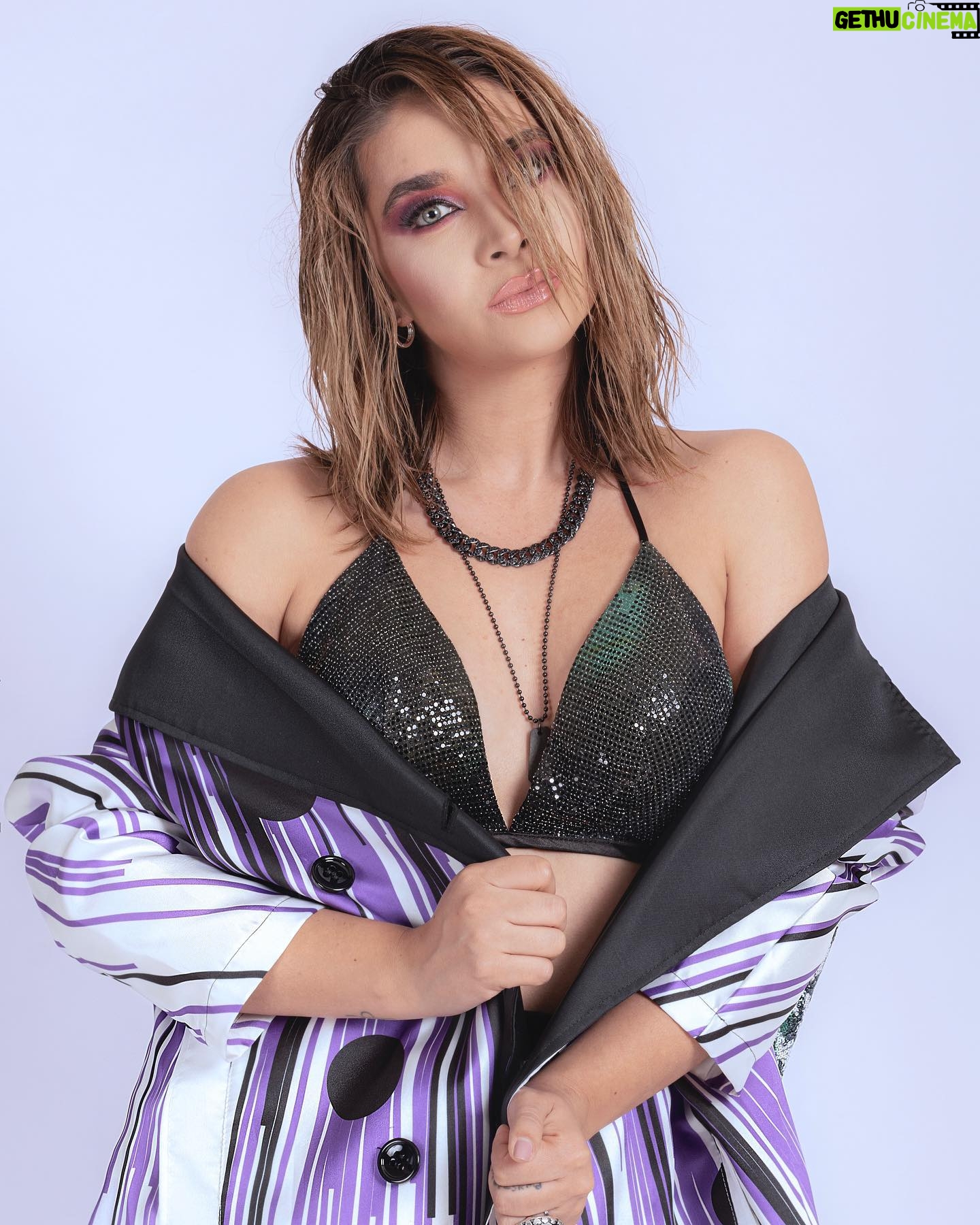 Daniela Luján Instagram - “La actuación ha sido mi modo de expresión” @lalujans 💜 . Entrevista completa LINK IN BIO ⬆️ . Fotografía @ricardo_cotta Maquillaje @soymanumakeup Peinado @orlando_makeup Estilismo @velvet_amethyst Total look @benitosantosoficial by @steponfashion Dir. Editorial @elreydavid_mx