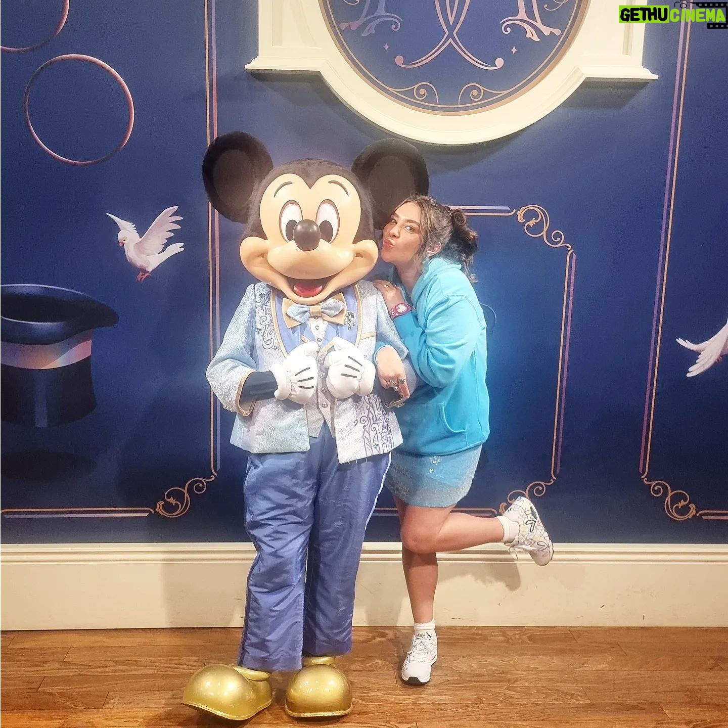 Daniela Luján Instagram - No sé ni qué poner jajajaja no tengo palabras @dreamdestinationsmexico @disneydestinationslatam @disneyworld.latino #viajacondream