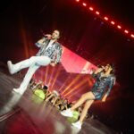 Daniela Luján Instagram - Inefable ❤️‍🔥 . . . @2000spoptour @boboproducciones (quién sabe qué estaré diciendo en la foto 5 que aterré a @danielaaedo jajaja) Fotos de @soyalexisroldan y @danponzi