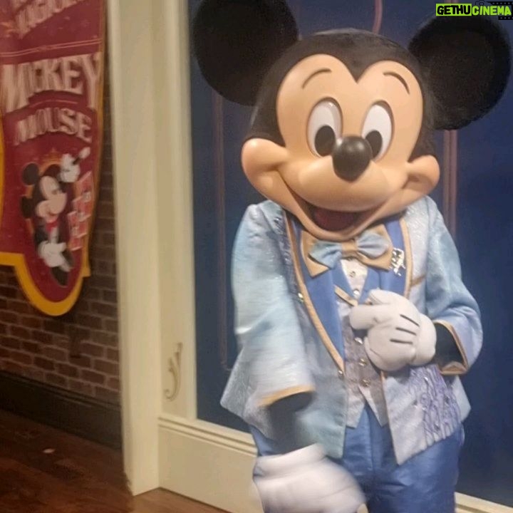 Daniela Luján Instagram - No sé ni qué poner jajajaja no tengo palabras @dreamdestinationsmexico @disneydestinationslatam @disneyworld.latino #viajacondream