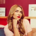 Daniela Luján Instagram - Piense y piense en esas bonitas amistades que te ayudarían a esconder tus pecados, esas amistades que te quedaron mal, las amistades que tenían derechos (e izquierdos) jaja depositen aquí sus mejores historias de amistad-es yyy no se pierdan @envinadas_ hoy 9pm #itswineoclock