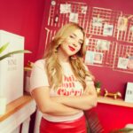 Daniela Luján Instagram - Piense y piense en esas bonitas amistades que te ayudarían a esconder tus pecados, esas amistades que te quedaron mal, las amistades que tenían derechos (e izquierdos) jaja depositen aquí sus mejores historias de amistad-es yyy no se pierdan @envinadas_ hoy 9pm #itswineoclock