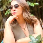 Daniela Luján Instagram - Como que yo quería posar pero la verdad estaba bien atenta del chismecito en la mesa de junto 🤭🤭🤭🤭 📸 @untalmario