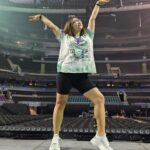 Daniela Luján Instagram - Inefable ❤️‍🔥 . . . @2000spoptour @boboproducciones (quién sabe qué estaré diciendo en la foto 5 que aterré a @danielaaedo jajaja) Fotos de @soyalexisroldan y @danponzi