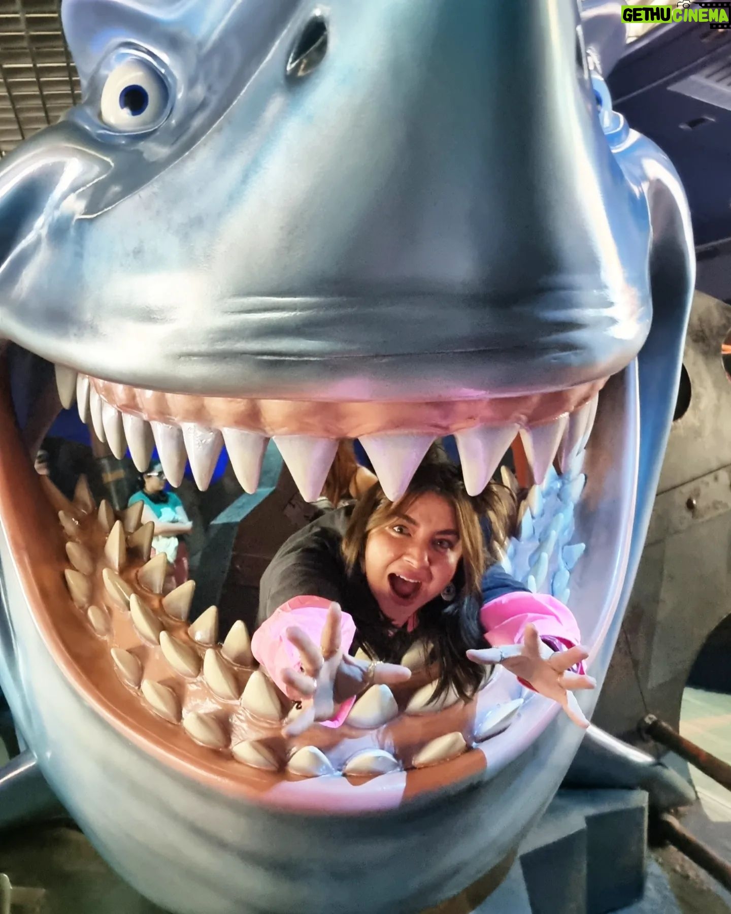 Daniela Luján Instagram - De esas veces que sientes que explotas de felicidad #epcot gracias @dreamdestinationsmexico @disneyworld.latino @disneydestinationslatam #viajacondream
