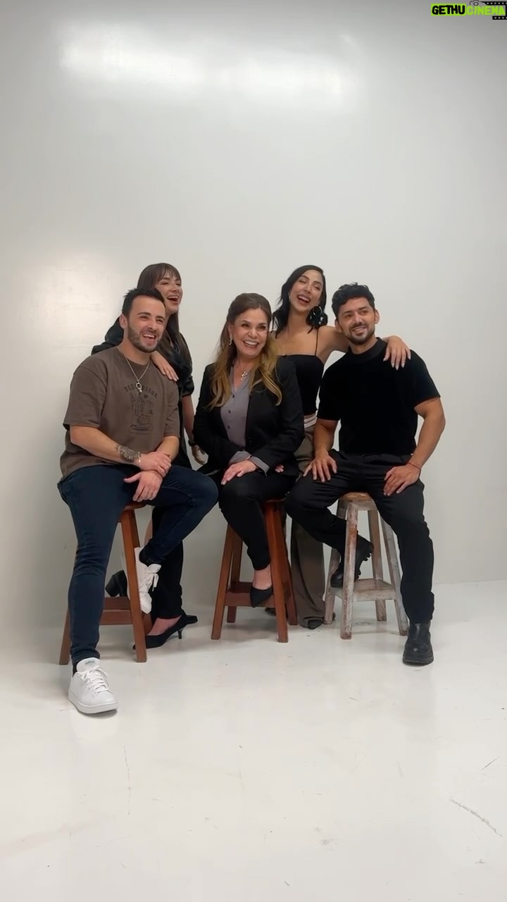 Daniela Luján Instagram - ¡Gracias! a la revista TVyNovelas por destacar nuestro proyecto “PapásPorConveniencia” Estamos emocionados trabajando esta historia original para todos ustedes. ✨🎬