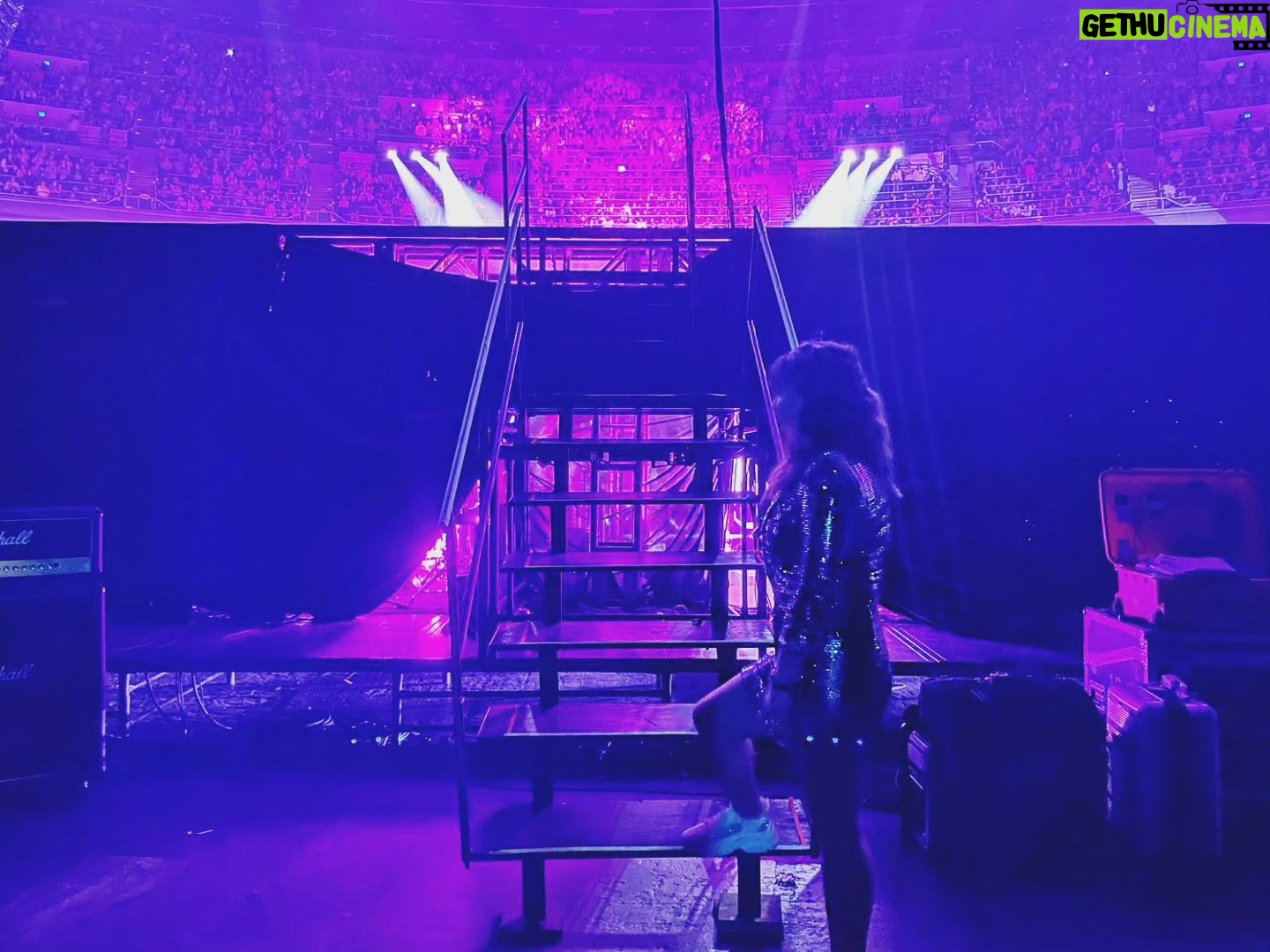 Daniela Luján Instagram - Ese momento crítico en el que me tiembla todo y me pregunto "¿por qué me hago esto?" Jajaja pero luego salgo al escenario y me divierto tanto que todo tiene sentido. Gracias a toda la gente que estuvo en este concierto y que cantaron y se dieron el chance de volver a ser niños 🫶 @2000sxsiempre