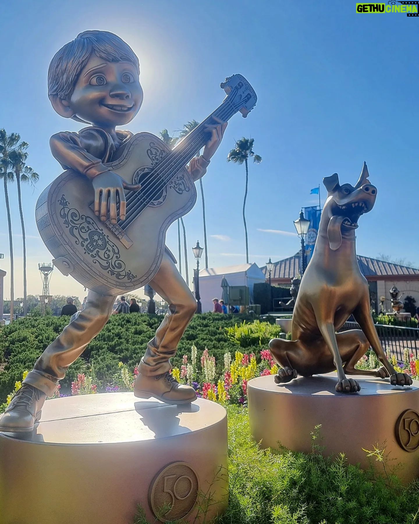 Daniela Luján Instagram - De esas veces que sientes que explotas de felicidad #epcot gracias @dreamdestinationsmexico @disneyworld.latino @disneydestinationslatam #viajacondream