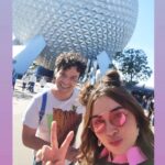 Daniela Luján Instagram - De esas veces que sientes que explotas de felicidad #epcot gracias @dreamdestinationsmexico @disneyworld.latino @disneydestinationslatam #viajacondream