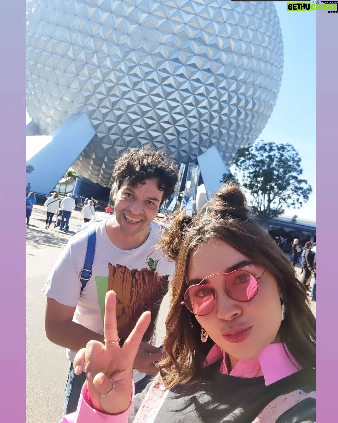 Daniela Luján Instagram - De esas veces que sientes que explotas de felicidad #epcot gracias @dreamdestinationsmexico @disneyworld.latino @disneydestinationslatam #viajacondream