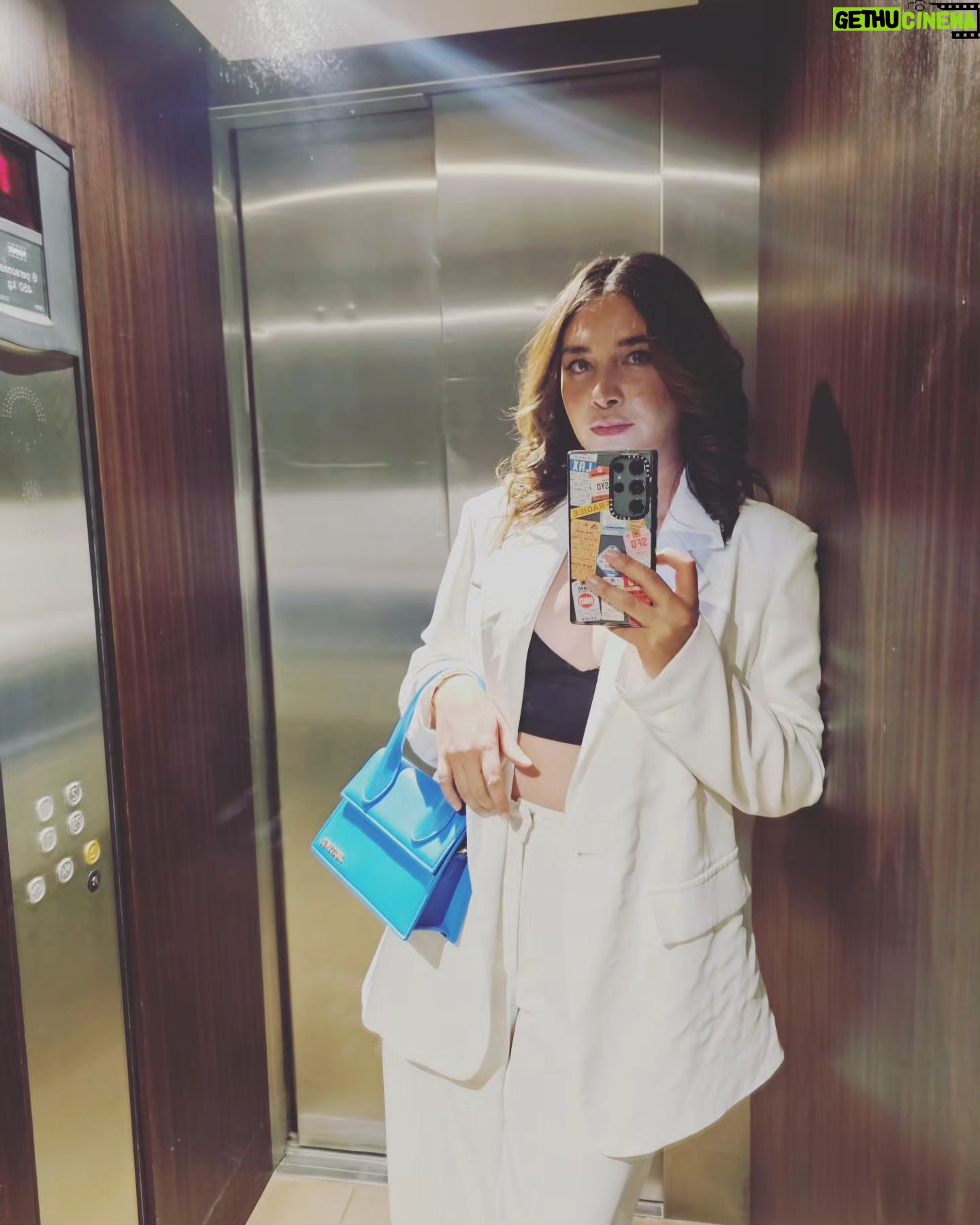 Daniela Luján Instagram - Clásicas de elevador
