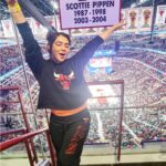 Daniela Luján Instagram - Yo me acuerdo haber sido fan de rebote de los bulls poooorque mi hermana era fan y yo soy fan de mis hermanas desde 1988... así que lo que a ellas les pareciera fabuloso yo lo adoptaba como fabuloso 🤭 Peeeero ayer, fuimos al United Center a verlos jugar y ha sido de las MEJORES EXPERIENCIAS DE MI VIDA, la pasé genial, grité como loca me emocioné mucho, me aborregué y no me pude tomar ninguna foto buena con Benny (la mascota) pero bueeee... todo esto gracias a @choosechicagomx 🥰