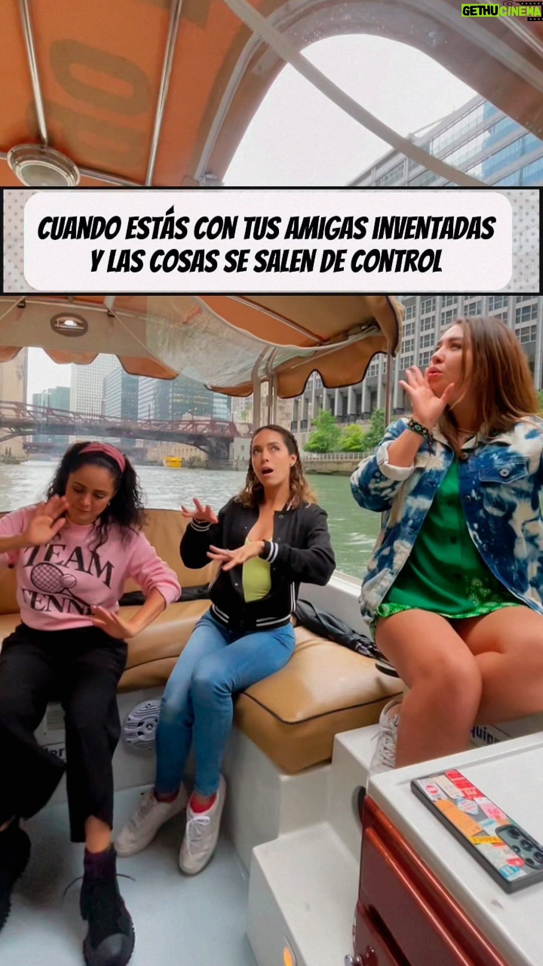 Daniela Luján Instagram - ¡Que buen show! 🤣👏🏻 ¿Quién nos contrata para amenizar su evento? ¡Gran viaje! @choosechicagomx . #choosechicago #viajes #amigas #cantando