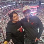 Daniela Luján Instagram - Yo me acuerdo haber sido fan de rebote de los bulls poooorque mi hermana era fan y yo soy fan de mis hermanas desde 1988... así que lo que a ellas les pareciera fabuloso yo lo adoptaba como fabuloso 🤭 Peeeero ayer, fuimos al United Center a verlos jugar y ha sido de las MEJORES EXPERIENCIAS DE MI VIDA, la pasé genial, grité como loca me emocioné mucho, me aborregué y no me pude tomar ninguna foto buena con Benny (la mascota) pero bueeee... todo esto gracias a @choosechicagomx 🥰