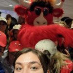 Daniela Luján Instagram - Yo me acuerdo haber sido fan de rebote de los bulls poooorque mi hermana era fan y yo soy fan de mis hermanas desde 1988... así que lo que a ellas les pareciera fabuloso yo lo adoptaba como fabuloso 🤭 Peeeero ayer, fuimos al United Center a verlos jugar y ha sido de las MEJORES EXPERIENCIAS DE MI VIDA, la pasé genial, grité como loca me emocioné mucho, me aborregué y no me pude tomar ninguna foto buena con Benny (la mascota) pero bueeee... todo esto gracias a @choosechicagomx 🥰