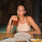 Daniela Melchior Instagram - Eat, sleep, sunshine kisses, repeat 🍲💤🌞🔁