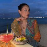 Daniela Melchior Instagram - POV: you’re on a date with me. 🌺 @raffles_bali