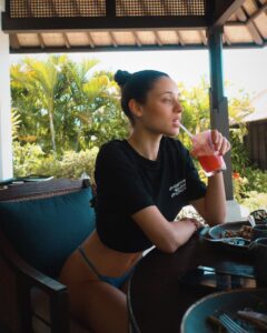 Daniela Melchior Instagram - How your email finds me. 📍 @raffles_bali