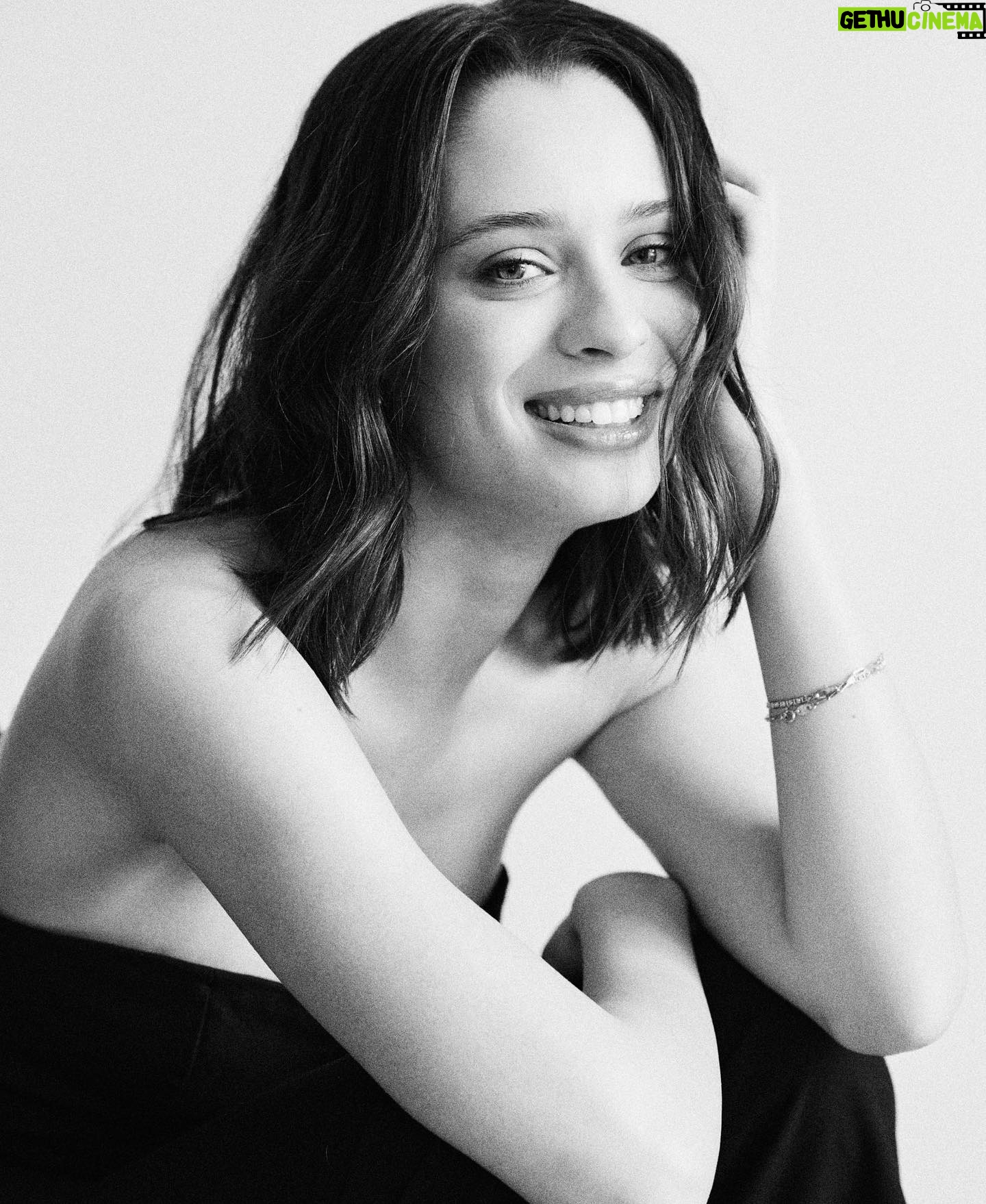 Daniela Melchior Instagram - Juntei-me à campanha solidária “LOVE CUT”, que vai reunir os melhores profissionais de cabelo - de norte a sul do país - no dia 25 de fevereiro, no salão do @chiadostudio . Neste dia vão poder fazer um corte de cabelo por apenas 10€, com a totalidade do valor a reverter para a @fundacaooseculo . Basta vires de cabelo já lavado! Cut Your Hair, Share Your Love 🖤 #campanhasolidaria #lovecut #cutyourhairshareyourlove #chiadostudio Foto Frederico Martins @frederico__martins Assistente foto Pedro Sá @p.g.sa Cabelos Cláudio Pacheco @claudiopachecohairstylist Com equipa Chiado Studio Daniel Pereira @daniel_santarem23 Soraia Tome @soraiartome , Andreia Santos @andreiafss11 Styling Larissa Marinho @larissamrsa Assistente de Styling Giulianna Mancuso @gflmancuso Make up Elodie Fiuza @elodiefiuza e Lea louro leamaguilouro Vídeo Antonio Medeiros @medeiros_antonio_