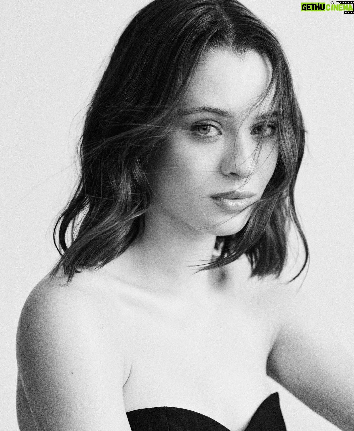 Daniela Melchior Instagram - Juntei-me à campanha solidária “LOVE CUT”, que vai reunir os melhores profissionais de cabelo - de norte a sul do país - no dia 25 de fevereiro, no salão do @chiadostudio . Neste dia vão poder fazer um corte de cabelo por apenas 10€, com a totalidade do valor a reverter para a @fundacaooseculo . Basta vires de cabelo já lavado! Cut Your Hair, Share Your Love 🖤 #campanhasolidaria #lovecut #cutyourhairshareyourlove #chiadostudio Foto Frederico Martins @frederico__martins Assistente foto Pedro Sá @p.g.sa Cabelos Cláudio Pacheco @claudiopachecohairstylist Com equipa Chiado Studio Daniel Pereira @daniel_santarem23 Soraia Tome @soraiartome , Andreia Santos @andreiafss11 Styling Larissa Marinho @larissamrsa Assistente de Styling Giulianna Mancuso @gflmancuso Make up Elodie Fiuza @elodiefiuza e Lea louro leamaguilouro Vídeo Antonio Medeiros @medeiros_antonio_