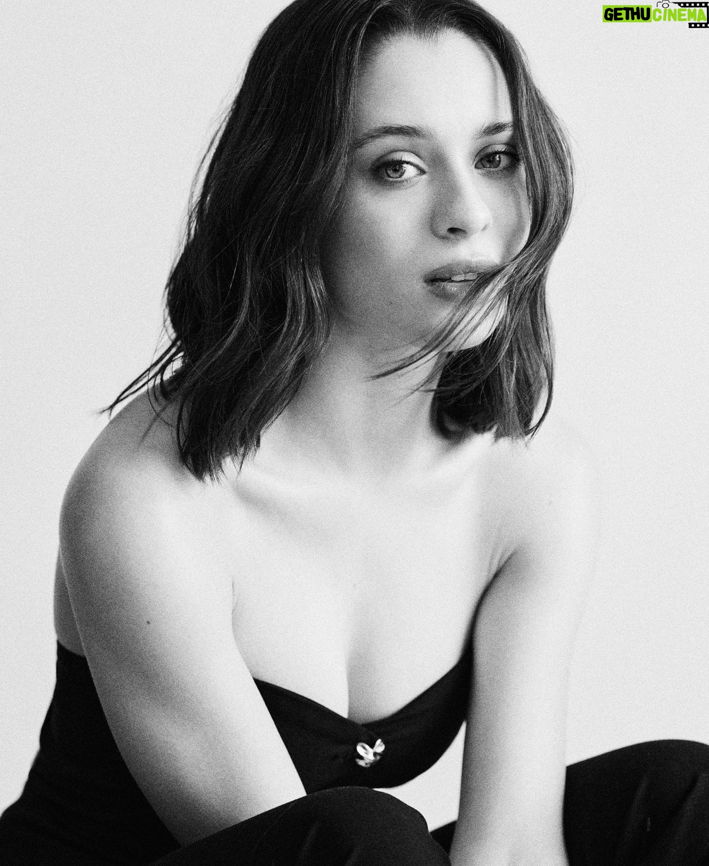 Daniela Melchior Instagram - Juntei-me à campanha solidária “LOVE CUT”, que vai reunir os melhores profissionais de cabelo - de norte a sul do país - no dia 25 de fevereiro, no salão do @chiadostudio . Neste dia vão poder fazer um corte de cabelo por apenas 10€, com a totalidade do valor a reverter para a @fundacaooseculo . Basta vires de cabelo já lavado! Cut Your Hair, Share Your Love 🖤 #campanhasolidaria #lovecut #cutyourhairshareyourlove #chiadostudio Foto Frederico Martins @frederico__martins Assistente foto Pedro Sá @p.g.sa Cabelos Cláudio Pacheco @claudiopachecohairstylist Com equipa Chiado Studio Daniel Pereira @daniel_santarem23 Soraia Tome @soraiartome , Andreia Santos @andreiafss11 Styling Larissa Marinho @larissamrsa Assistente de Styling Giulianna Mancuso @gflmancuso Make up Elodie Fiuza @elodiefiuza e Lea louro leamaguilouro Vídeo Antonio Medeiros @medeiros_antonio_