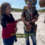 Daniela Mercury Instagram - A Bahia tem a segunda maior população indígena do Brasil. Pedimos que os governantes terminem os processos de demarcação de terras indígenas da Bahia. A situação enfrentada pelos povos indígenas brasileiros é verdadeiramente inaceitável. A falta de definição quanto à posse de seus territórios, a insegurança jurídica em torno do Marco Temporal e a morosidade na finalização das demarcações já pré-definidas contribuem para que os indígenas sejam vítimas de uma série de violências. Este cenário é alimentado pelo racismo estrutural, pela desconsideração das culturas indígenas e pela tentativa de usurpação de suas terras. Diariamente, crianças, adolescentes, mulheres e líderes indígenas sofrem com diversos tipos de violência, sendo ameaçados e perseguidos por grileiros, facções ligadas ao tráfico de drogas e terras, enquanto os territórios em disputa são ocupados sem que haja uma efetiva proteção por parte das autoridades. A situação de insegurança vivida por essas comunidades é insustentável e clama por ação imediata. É fundamental que a sociedade se una em um movimento global pelo clima e pela conclusão dos processos de demarcação de terras dos povos indígenas brasileiros. A urgência dessa união se justifica pela realidade alarmante em que os indígenas estão sendo dizimados na atualidade. É imperativo agir em solidariedade e em defesa dos direitos e da dignidade dos povos originários. #diadospovosindigenas #marcotemporalnao #danielamercury
