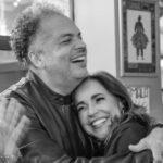 Daniela Mercury Instagram - Amigos são uma parte gigantesca do sentido da nossa existência nesse mundo e ontem eu tive mais certeza disso. Pessoas que eu quero muito bem se reuniram para celebrar a vida de Zé Ricardo. Zé é desses caras de sorriso largo, companheiro, comprometido com o mundo, paizão, um amigo da p*rr@, como se diz na Bahia. Esse vídeo da abertura desse carrossel de felicidade mostra o tamanho da minha alegria em celebrar sua vida @zericardooficial ! Juntos para sempre. Eu e @maluvercosa Te amamos . #ZeRicardo #GloriaGroove #DanielaMercury P.S: NO FINAL DO CARROSSEL HÁ OBSCENID@DES. 🤣🤣🤣 E A CULPA É DE MALU, COMO SEMPRE.