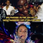 Daniela Mercury Instagram - Esse sorriso no rosto dela vale cantar por horas e horas. Vocês conhecem um trio elétrico pelo olhar de quem canta ? Assista o Doc musical “ EU SOU O CARNAVAL” É como subir no trio comigo . #eusouocarnaval #danielamercury #linknabio #assista #meucanaldououtube