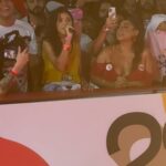 Daniela Mercury Instagram - Primeira vez que canto com minha neta. E ela estreou bem no carnaval de Salvador. Clarice Mercury cresceu e virou essa menina doce e essa cantora talentosa. Foi ela que escolheu cantar Swing da Cor, viu? A vovó está muito orgulhosa de você. Te amo. Ela não canta lindo, @pretagil ? #DanielaMercury #ClariceMercury #GabrielMercury #CarnavaldaRainha #PretaGil