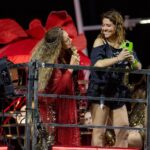 Daniela Mercury Instagram - Você também está pegando alguém no carnaval? 🤣🤣🤣❤️❤️❤️ @maluvercosa ❤️❤️❤️❤️ #DanielaMercury #CarnavaldaRainha 📸 @celiasantosfotos
