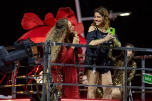 Daniela Mercury Instagram - Você também está pegando alguém no carnaval? 🤣🤣🤣❤️❤️❤️ @maluvercosa ❤️❤️❤️❤️
#DanielaMercury #CarnavaldaRainha 

📸 @celiasantosfotos