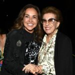 Daniela Mercury Instagram - PRIMA FACIE! Um espetáculo que precisa ser visto por homens e mulheres. Tivemos o privilégio de assistir ontem no Rio de Janeiro o talento de @deborafalabellaoficial com uma produção lindíssima e uma direção impecável. Ainda tive o privilégio de conhecer pessoalmente uma das grandes inspirações da minha vida: a bailarina revolucionária @dalalachcar , além de reencontrar a minha querida amiga @leonacavalli , que também está em cartaz no Rio (e vamos assistir ❤️). Eu e Malu amamos o convite. Axé para vocês. #deborafalabella #danielamercury #primafacie 📸 @granatocristina_