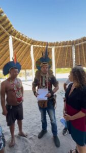Daniela Mercury Instagram - POVO PATAXÓ DE PORTO SEGURO PEDE PROTEÇÃO Eu como cantora e membra da Comissão Arns, visitei a Terra Indígena Barra Velha, em Porto Seguro, Bahia. Em encontro com lideranças locais, ouvi relatos sobre a situação de ameaças aos Pataxó que habitam a região. Mortes de adolescentes, presença de milícias e emboscadas são frequentes. Além disso, eles solicitam melhorias nas políticas públicas, investimentos e ampliação na escola de Barra Velha, transporte interno devido às grandes distâncias e melhor atendimento de saúde dentre outras importantes demandas. Quero que vocês conheçam a beleza da cultura do povo Pataxó e que todos que moram nessa região celebrem a importância deles e se encantem com a cultura indígena. Fui recebida pelos jovens e crianças que me emocionaram demais. Vejam os @Marujinhospataxó. Foi uma honra ser recebida com tanto amor a arte. Hoje é dia de luta contra a discriminação racial. Que lembremos quanto os povos indígenas sofrem com o racismo. #diainternacionaldelutapelaeliminaçãodadiscriminaçãoracial #danielamercury #pataxo #comissaoarns #direitoshumanos